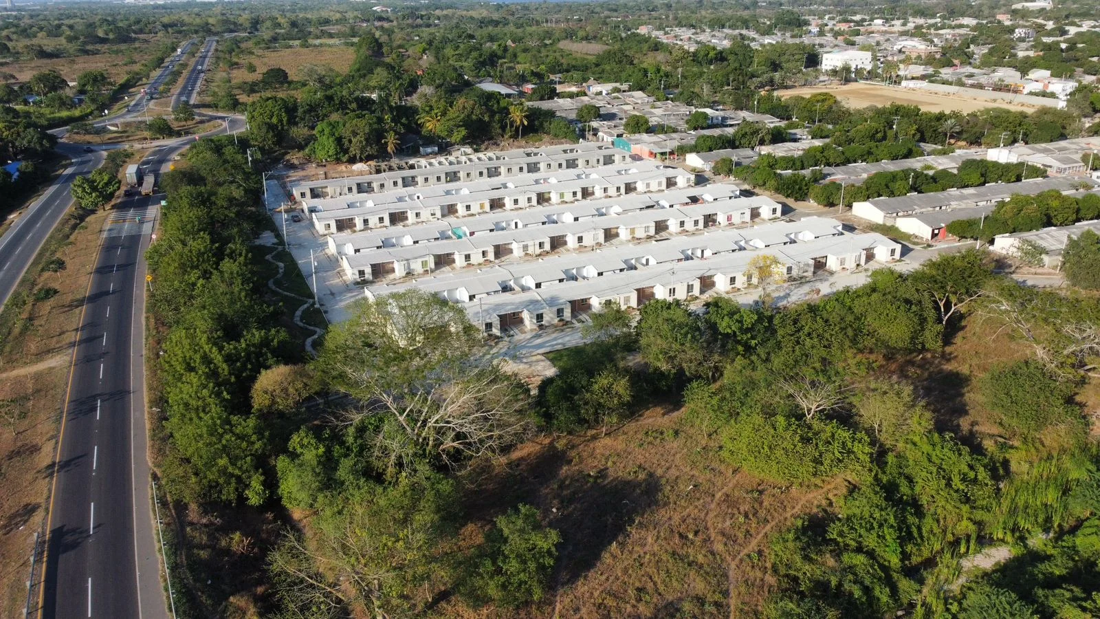 Registro aéreo de San Antonio: las hileras de casas de un piso junto a la vía y la vegetación del sector.
